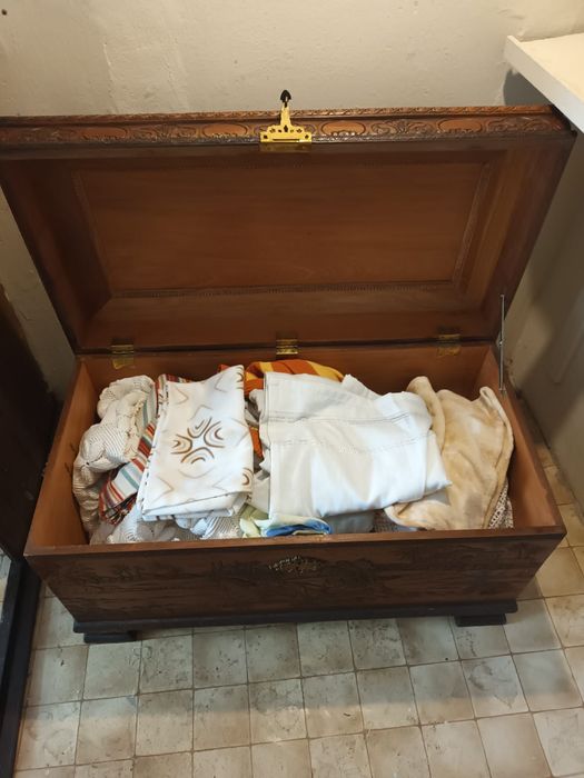 Arca com antiguidade ( com dinheiro na mão)