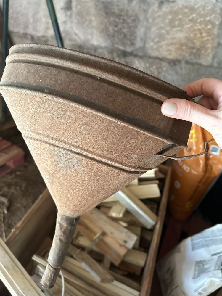 Funil em ferro muito antigo