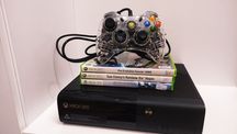 Konsola Xbox 360 E + pad + gry