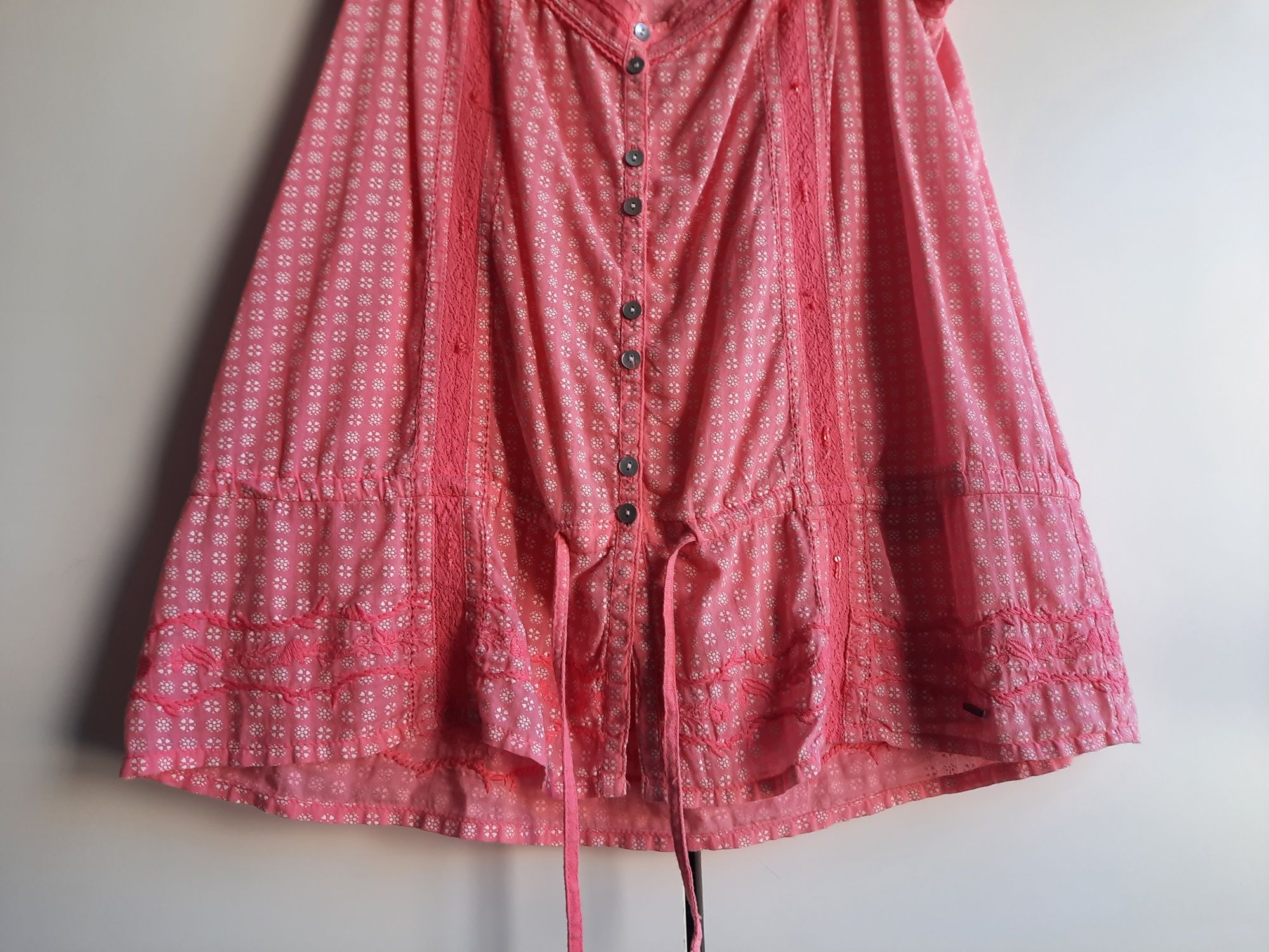 Top coral com folhos e bordados da Pepe Jeans