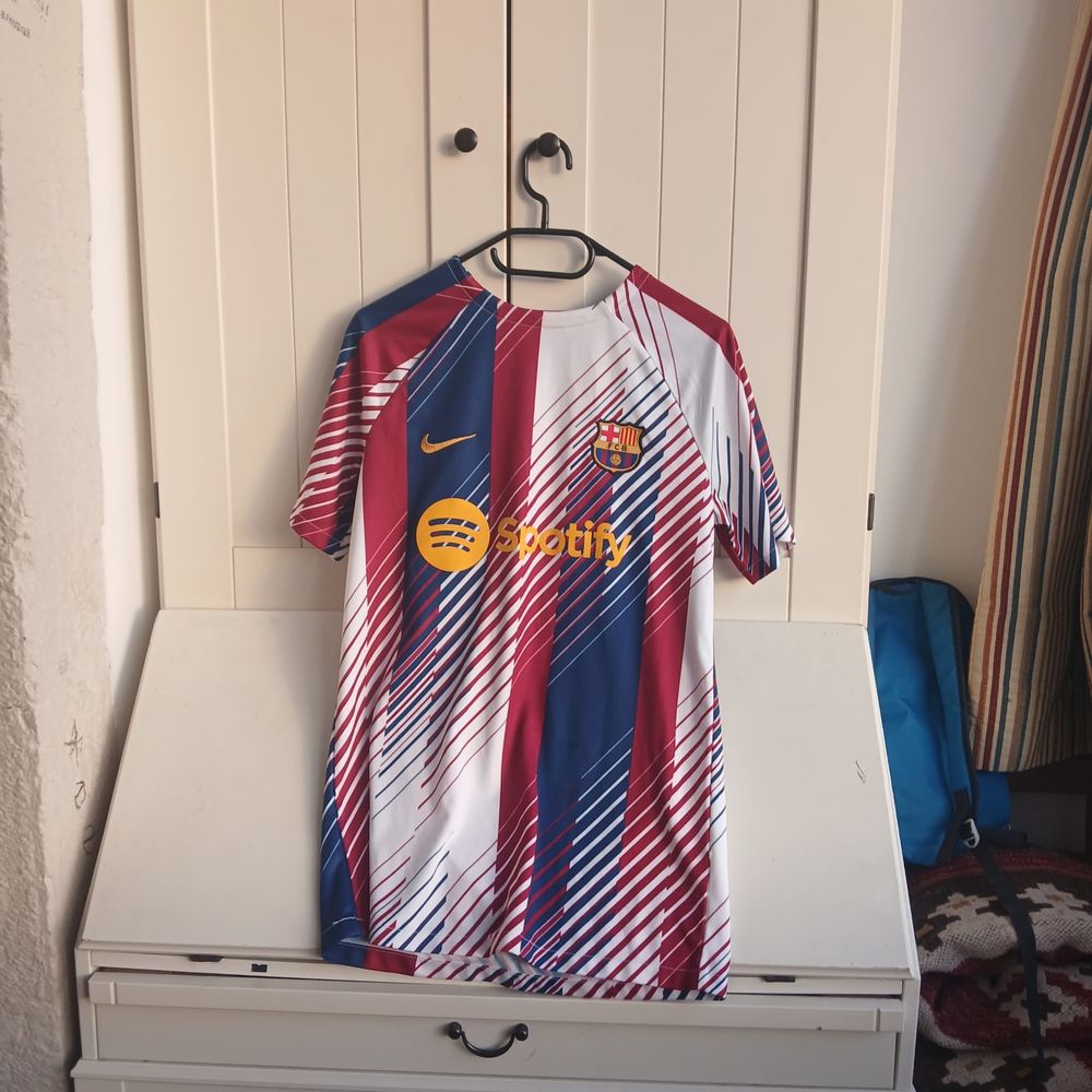 Camisolas Barcelona 30€ , PSG Messi 50€ , França 30 € e Portugal 45 €