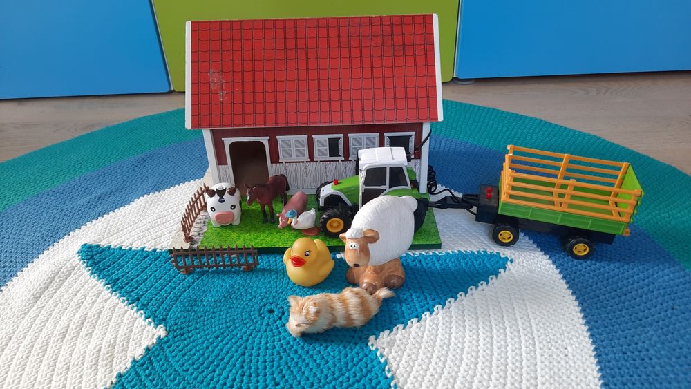 Garaż drewniany ze zwierzętami traktor z przyczepą siku rolnictwo