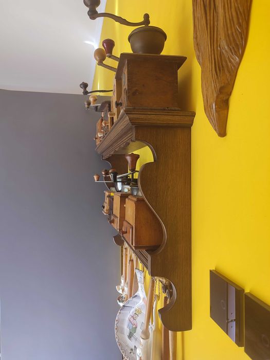 Kolekcja młynków do kawy, regał dębowy, akcesoria kuchenne