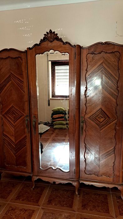 Roupeiro anos 50 com 3 portas