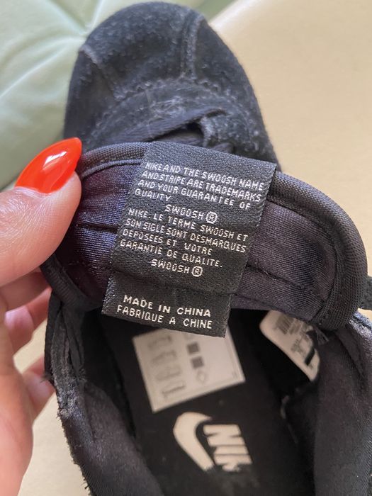 Tennos Nike de camurca pretos e dourado