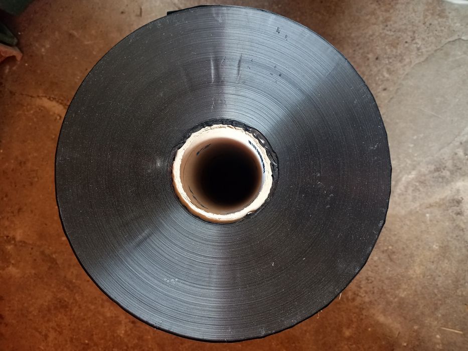 Czarna folia budowlana