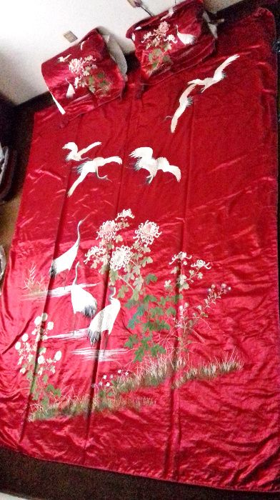 Colcha de noiva chinesa, em seda bordada a matiz de seda - séc. XIX