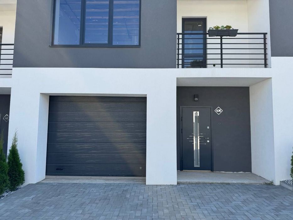 Готовий котедж з гаражем, усіма комунікаціями та усіма чорновими робот