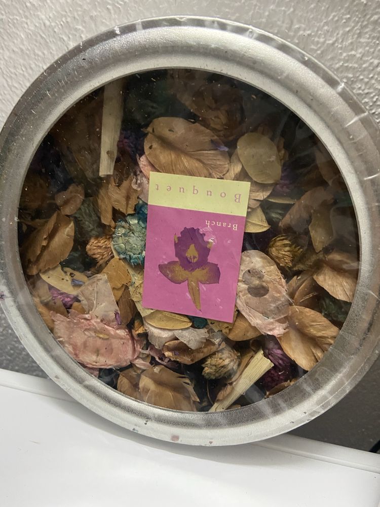 Caixa nova com flores secas