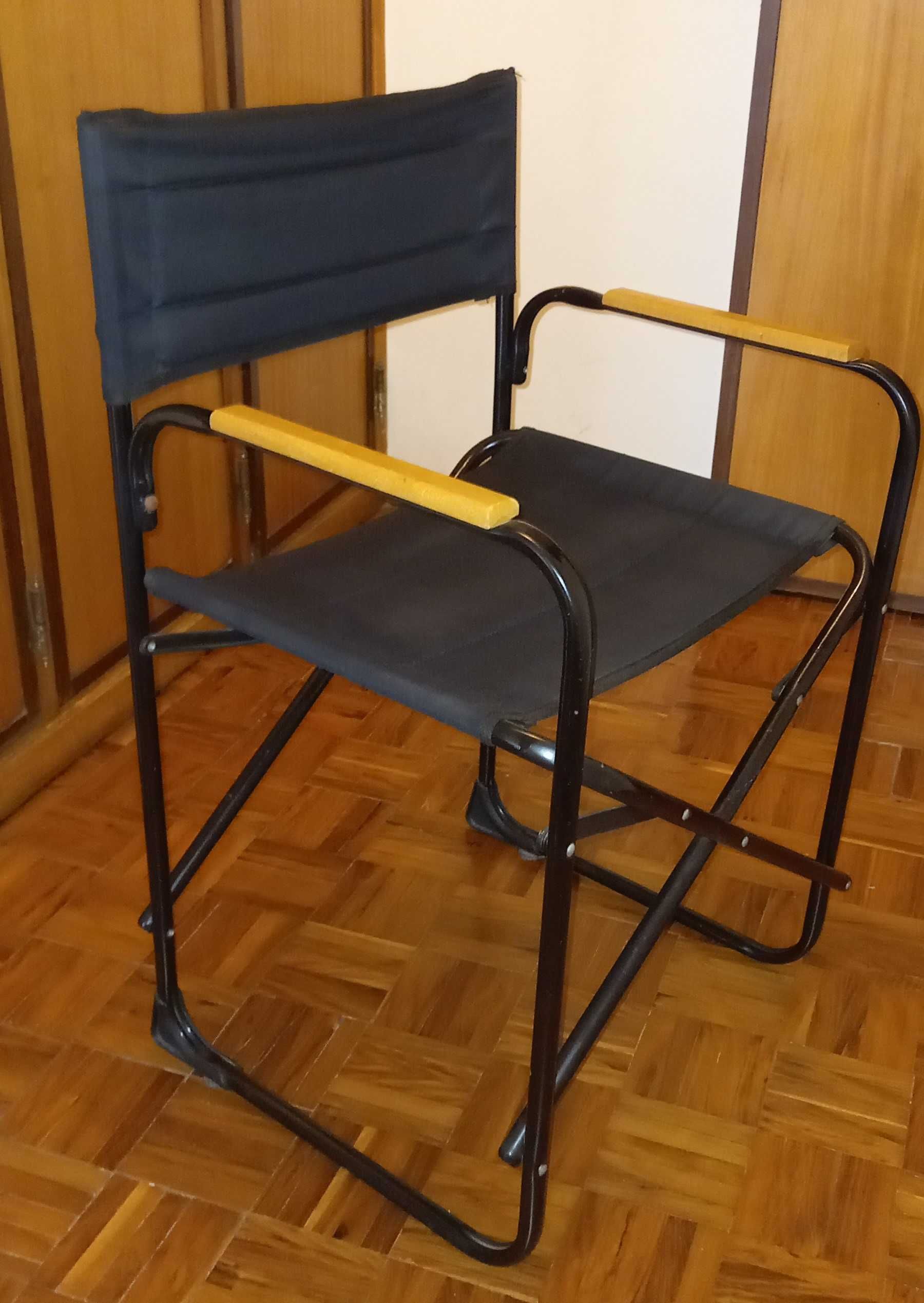 Cadeira tipo realizador, metálica, com panos impecáveis azuis escuros