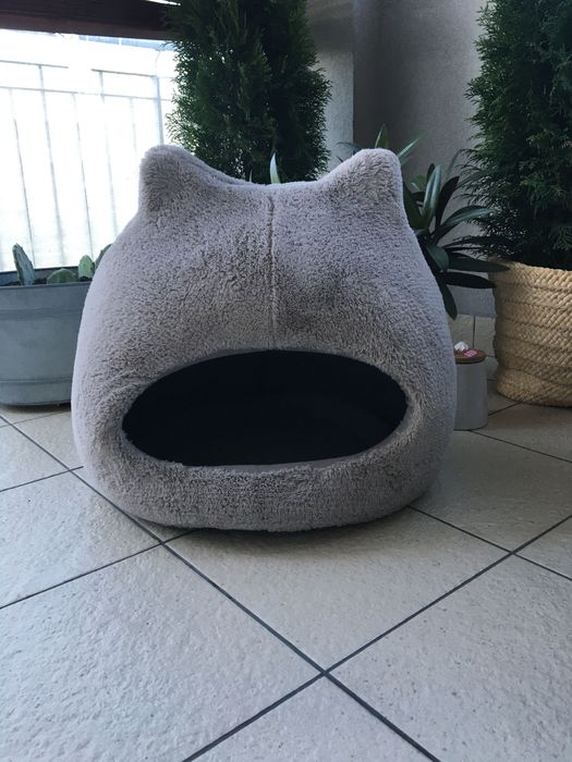 Duża pluszowa budka dla kota szara