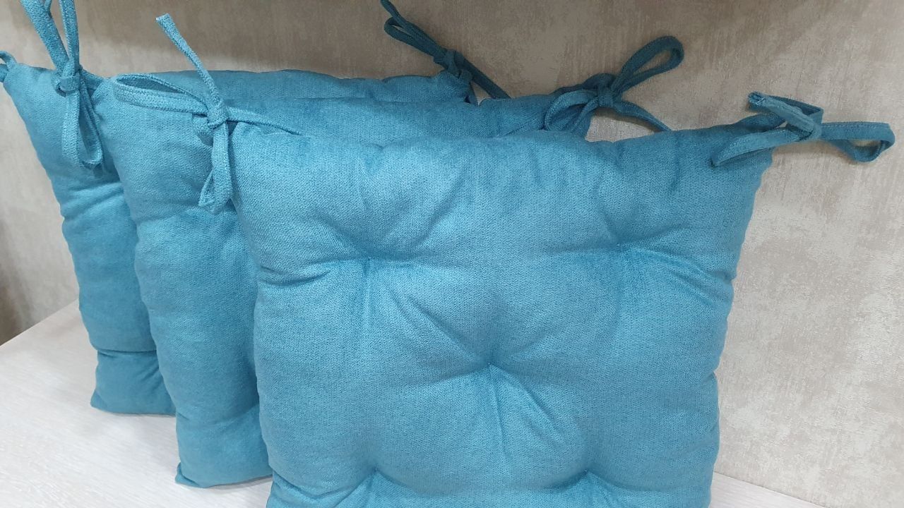 Декоративні подушки на стільці