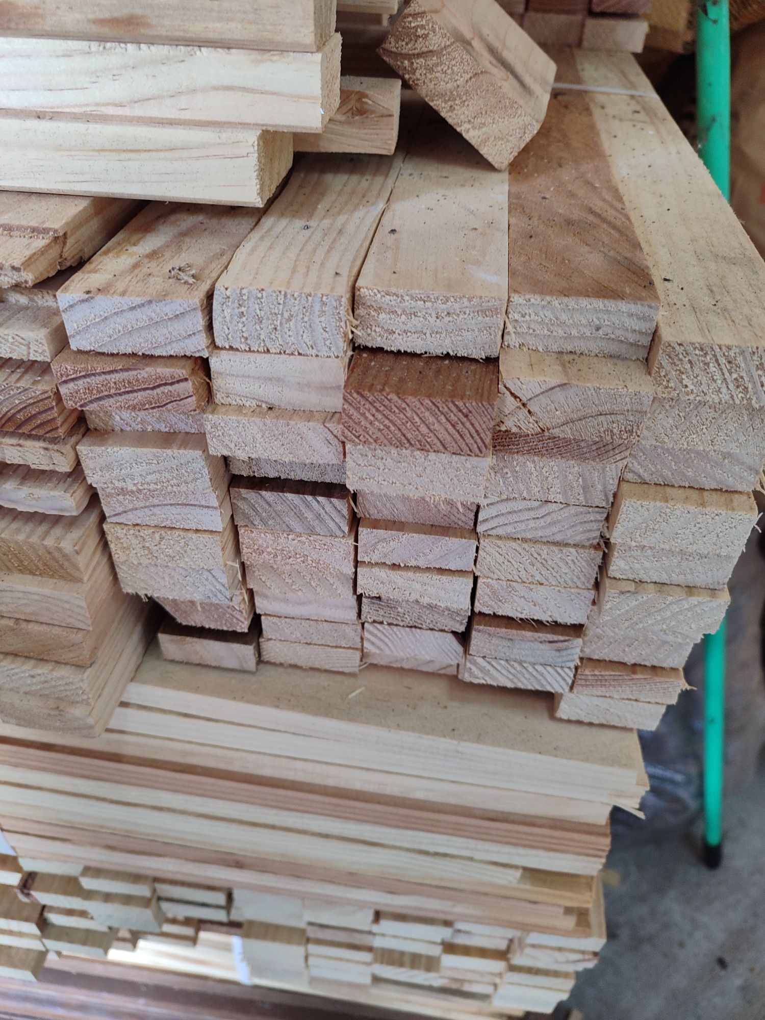 Madeira em ripas para  bricolage