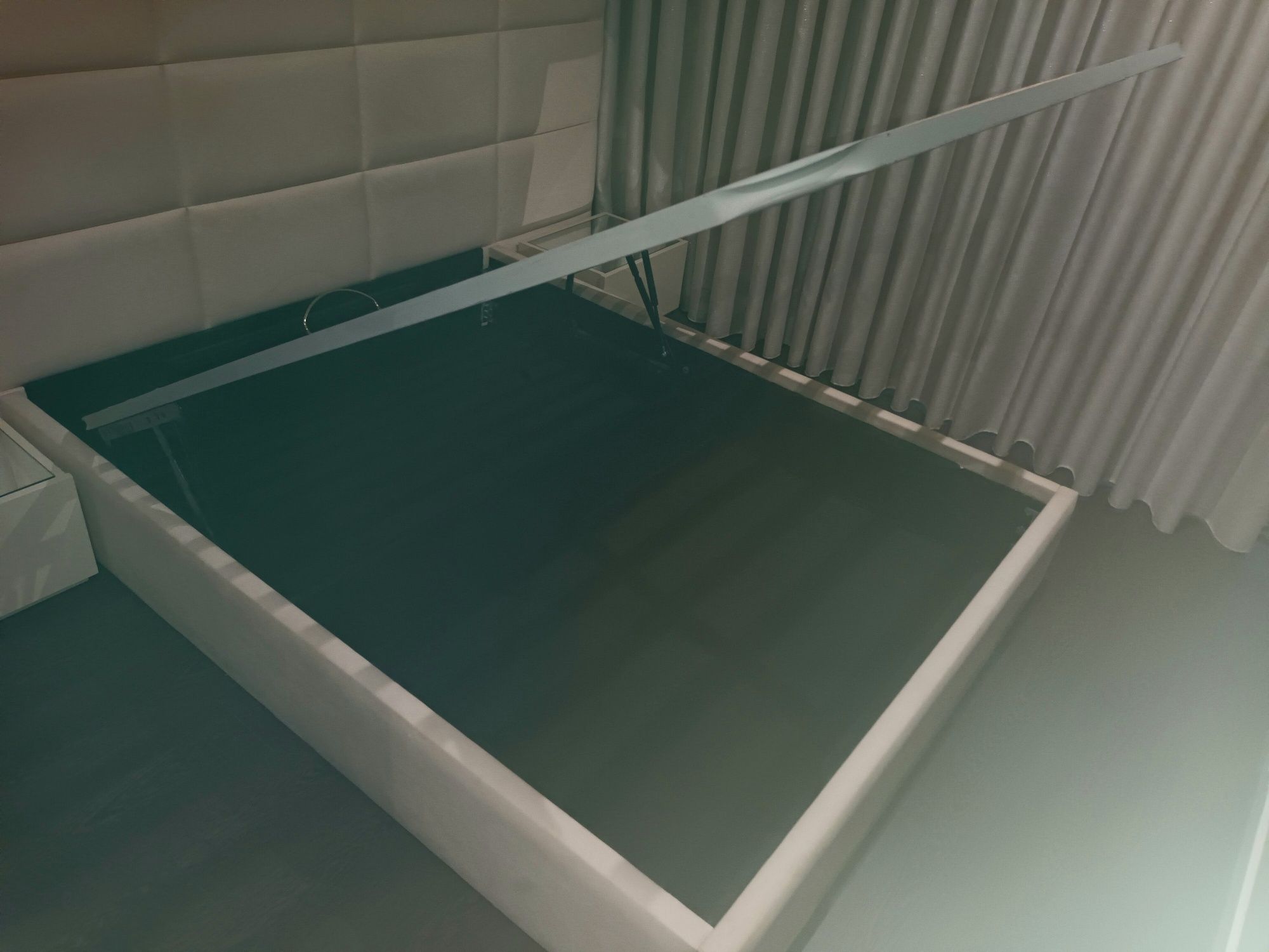 Cama (Sommier)+ cabeceira + mesas de cabeceira