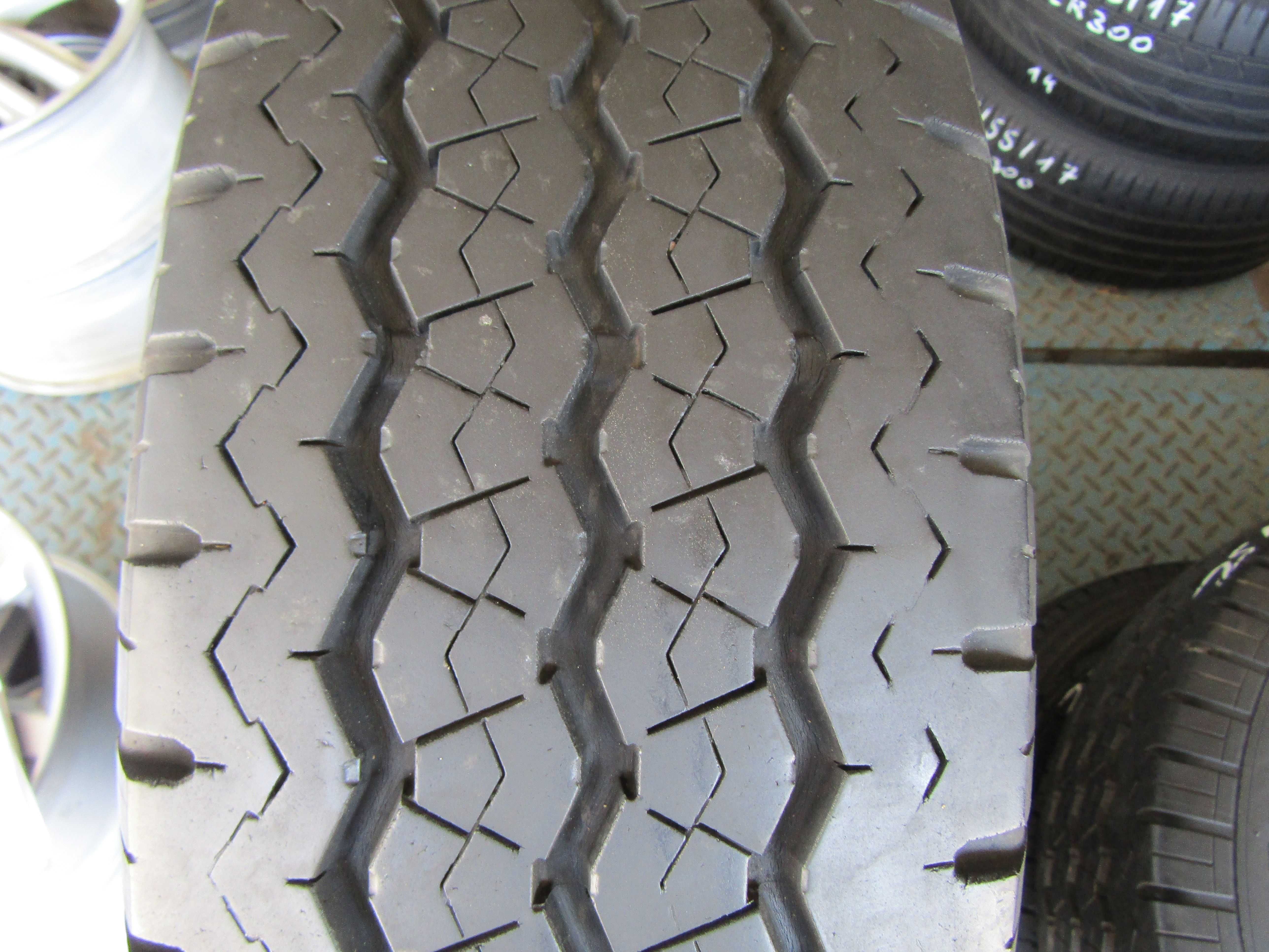 225/70R15C Bridgestone R623 7.5mm 112/110R