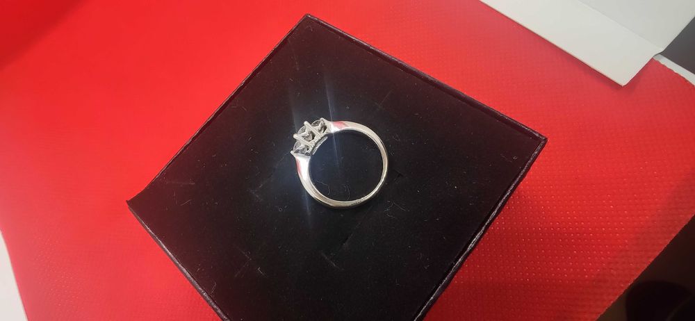 Złoty pierścionek z brylantami 0.50ct, certyfikat