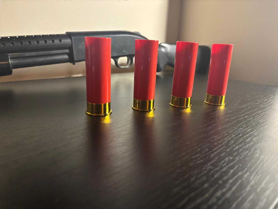 Zestaw czterech kieliszków w kształcie amunicji do strzelby.  (60ml)