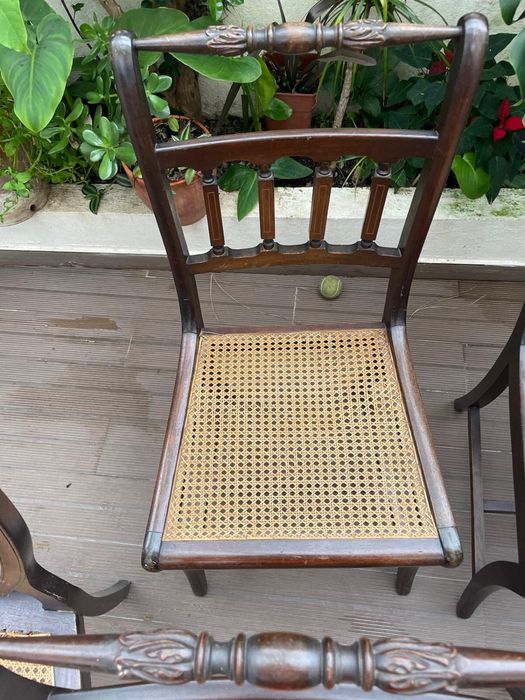 Cadeiras de madeira com palhinha