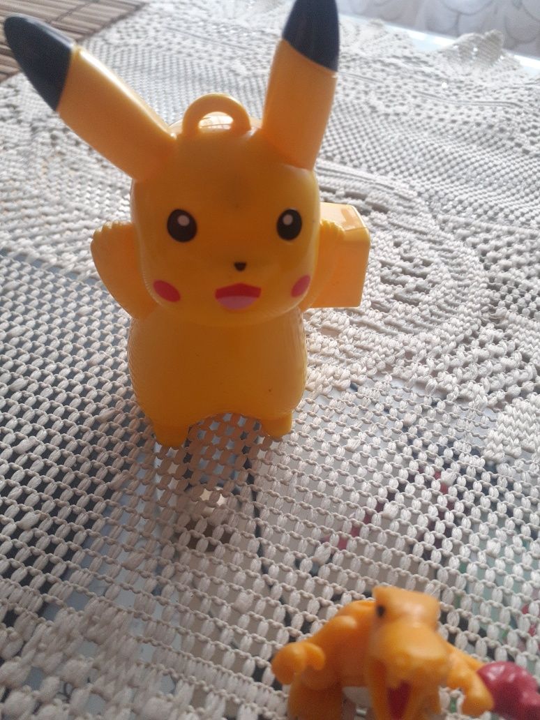 Pokemon _ pokeballe + 2 figurki Pokemon gratis + pikachu