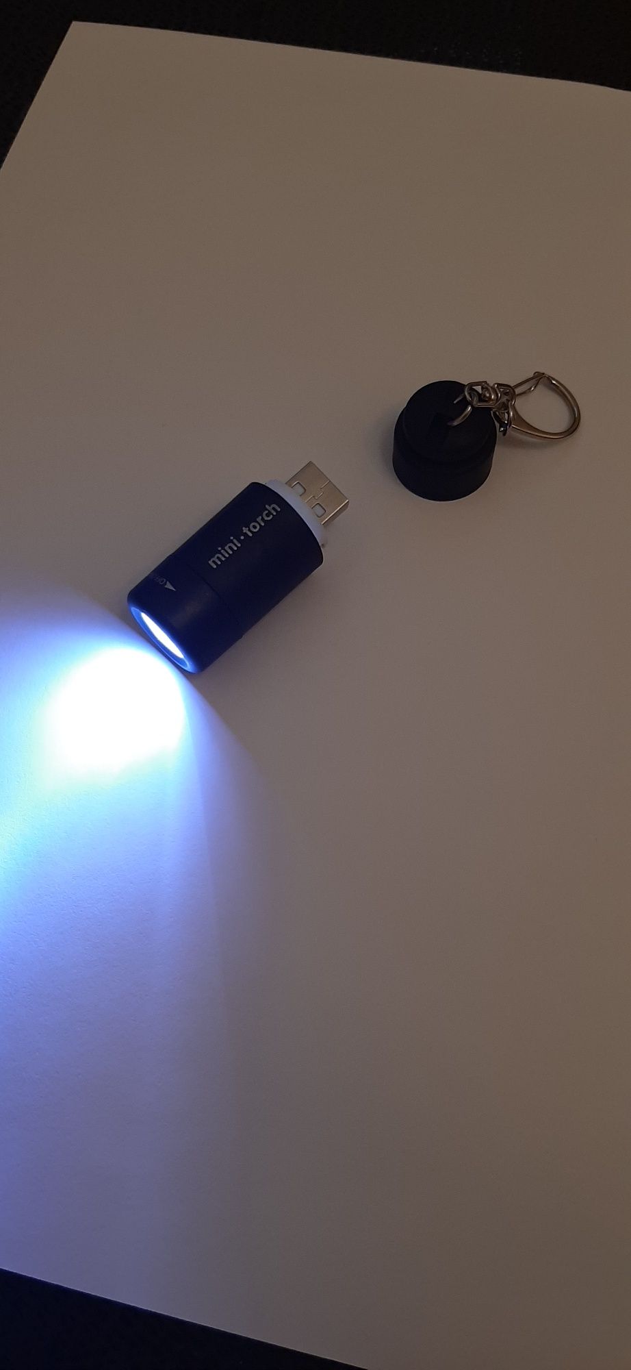 Mini latarka brelok USB.