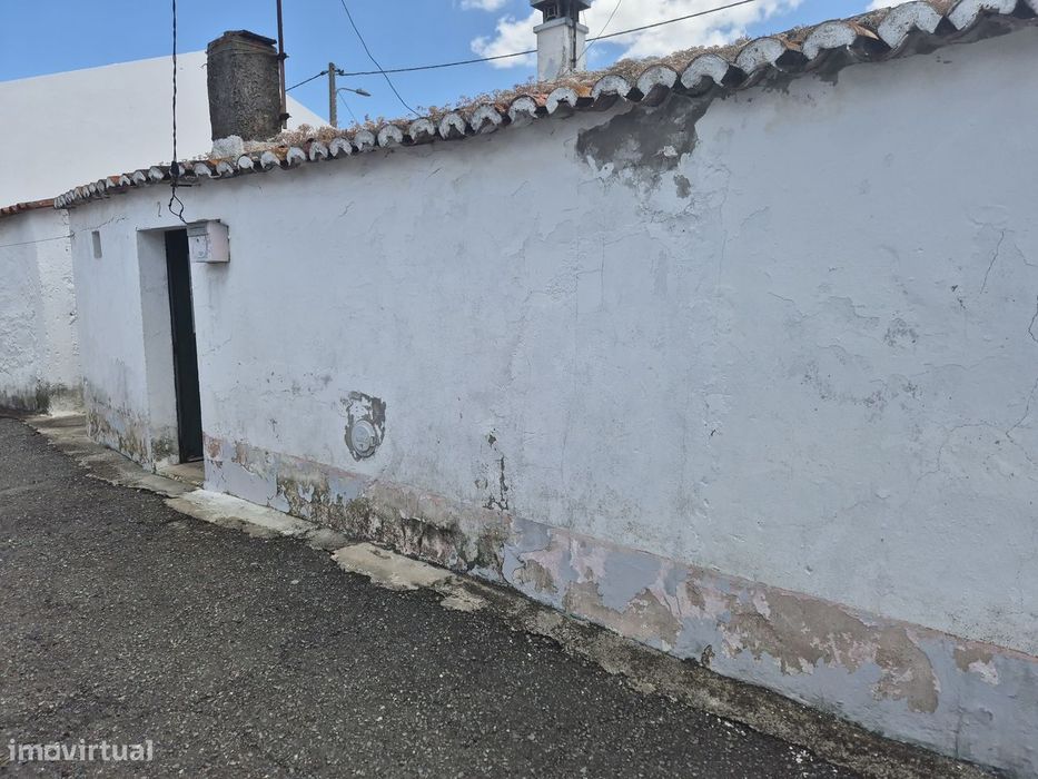 Moradia terrea para recuperar na Aldeia dos Fernandes