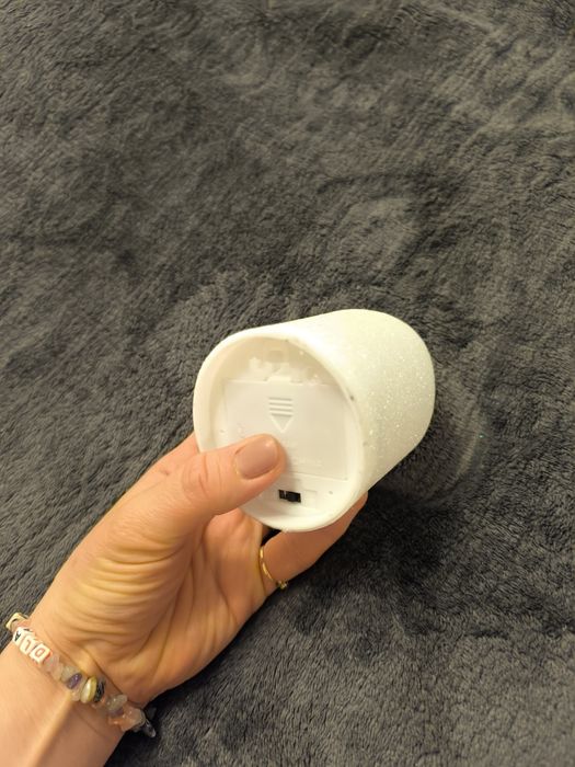 Śliczna brokatowa świeca na baterie w kolorze białym, aaa