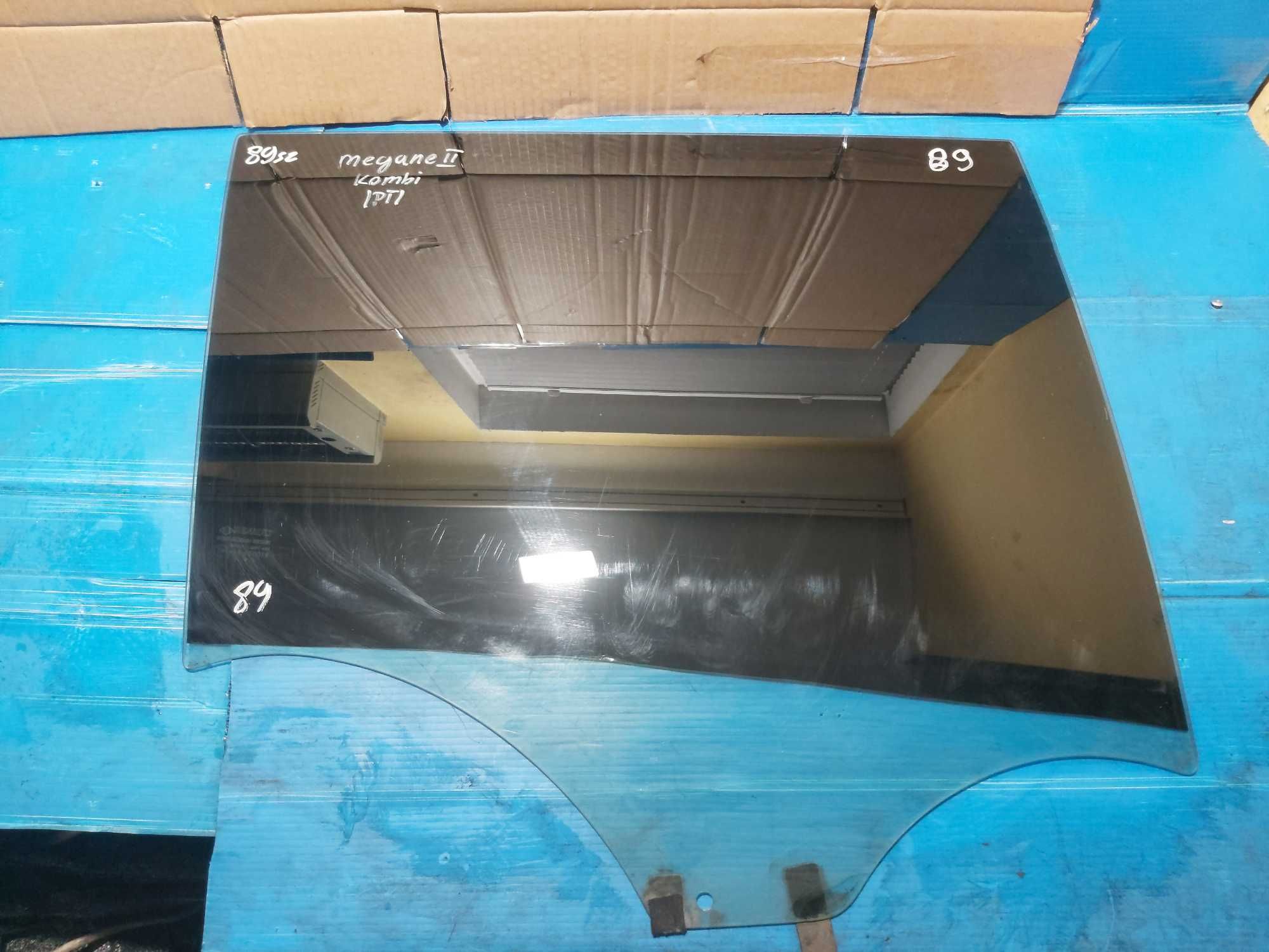Szyba drzwi prawy tył prawa tylna Megane II 2 kombi nr.mag 89SZ