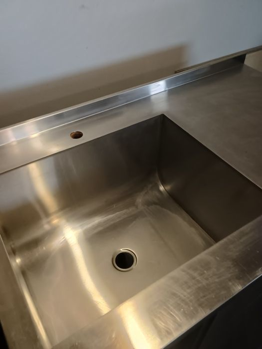 Кухонний стіл з нержавіючої сталі з мийкою та розсувними дверима