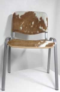 Krzesła ISO tapicerowane skórą bydlęcą z włosiem