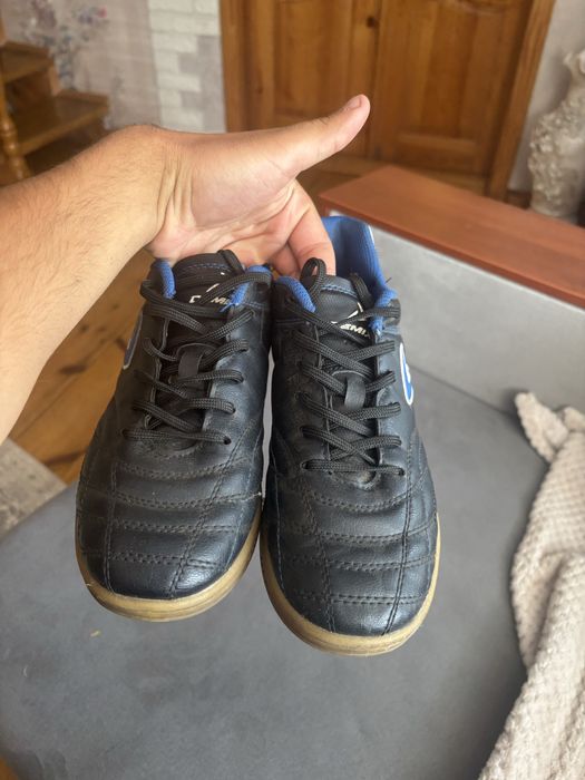 Продам футзалки demix