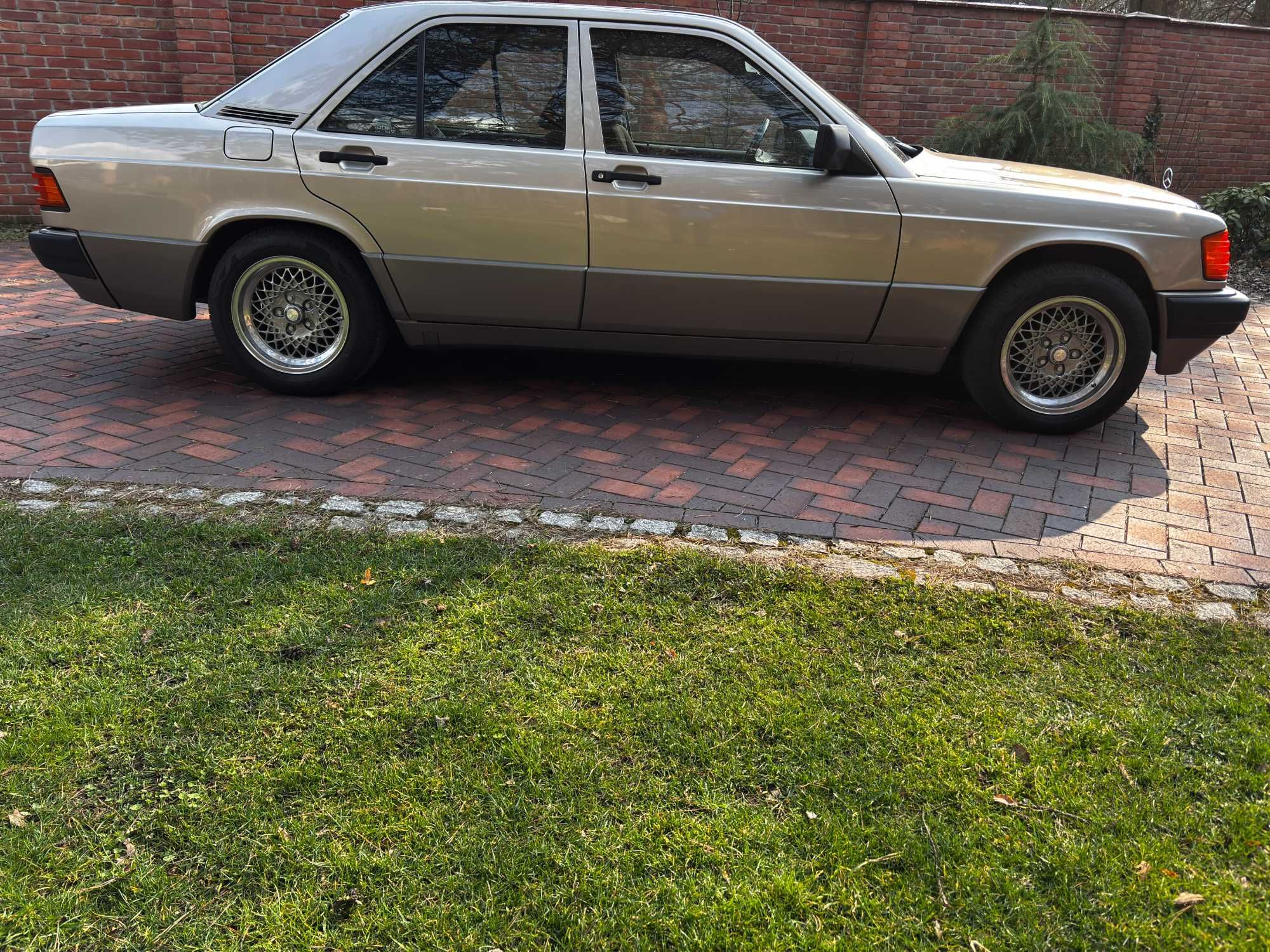 Mercedes-Benz 190E