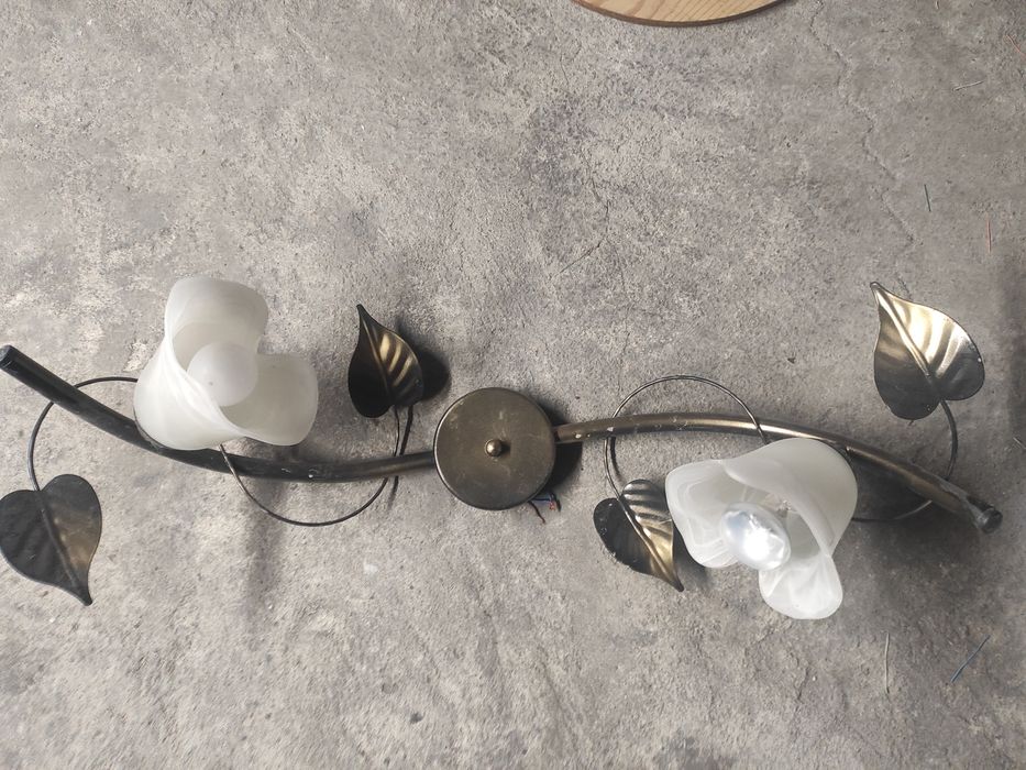 Żyrandol metalowy z szklanymi kloszami