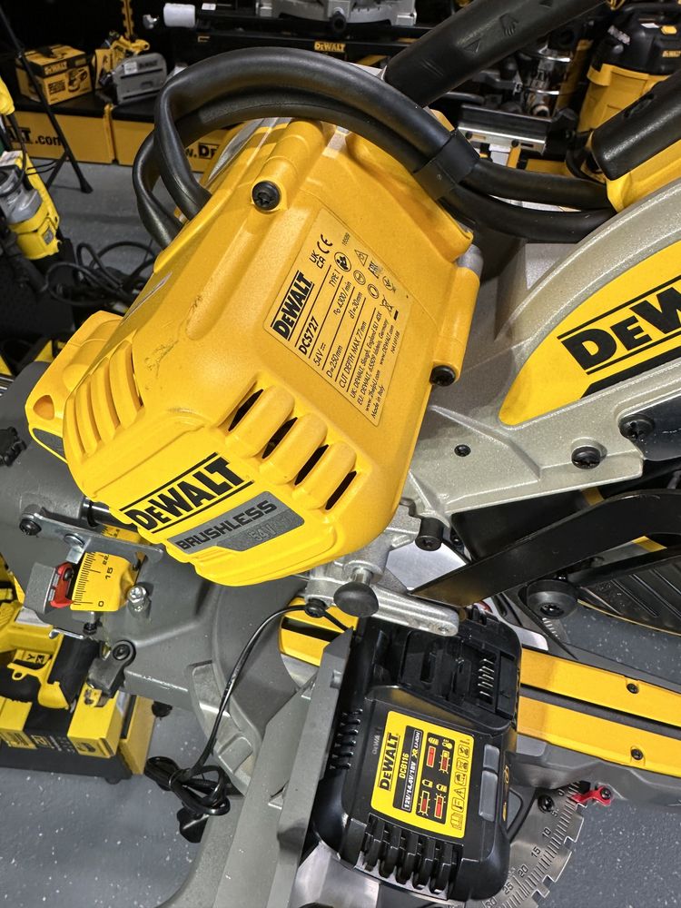 Пила торцювальна акумуляторна безщіткова DeWALT DCS727