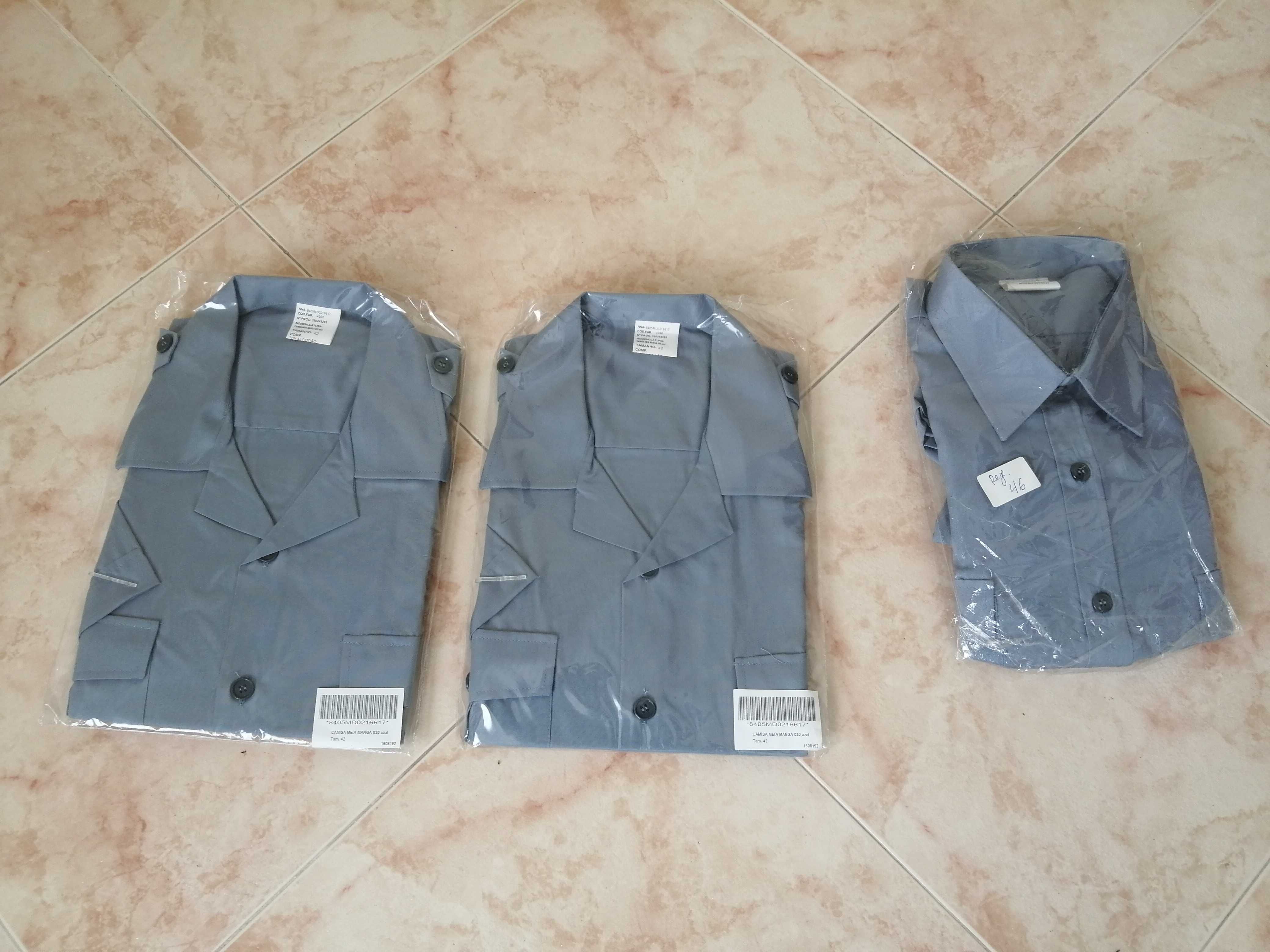 Camisas Azuis de marinha meia manga e manga comprida