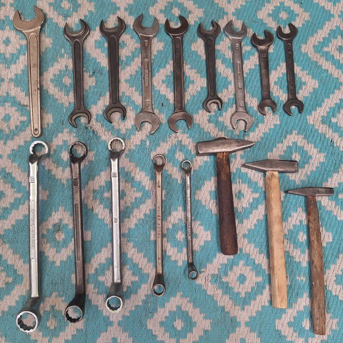 Zestaw Starych  Narzędzi 13 Kluczy Płaskich- Oczkowych, 3 Młotki z DDR