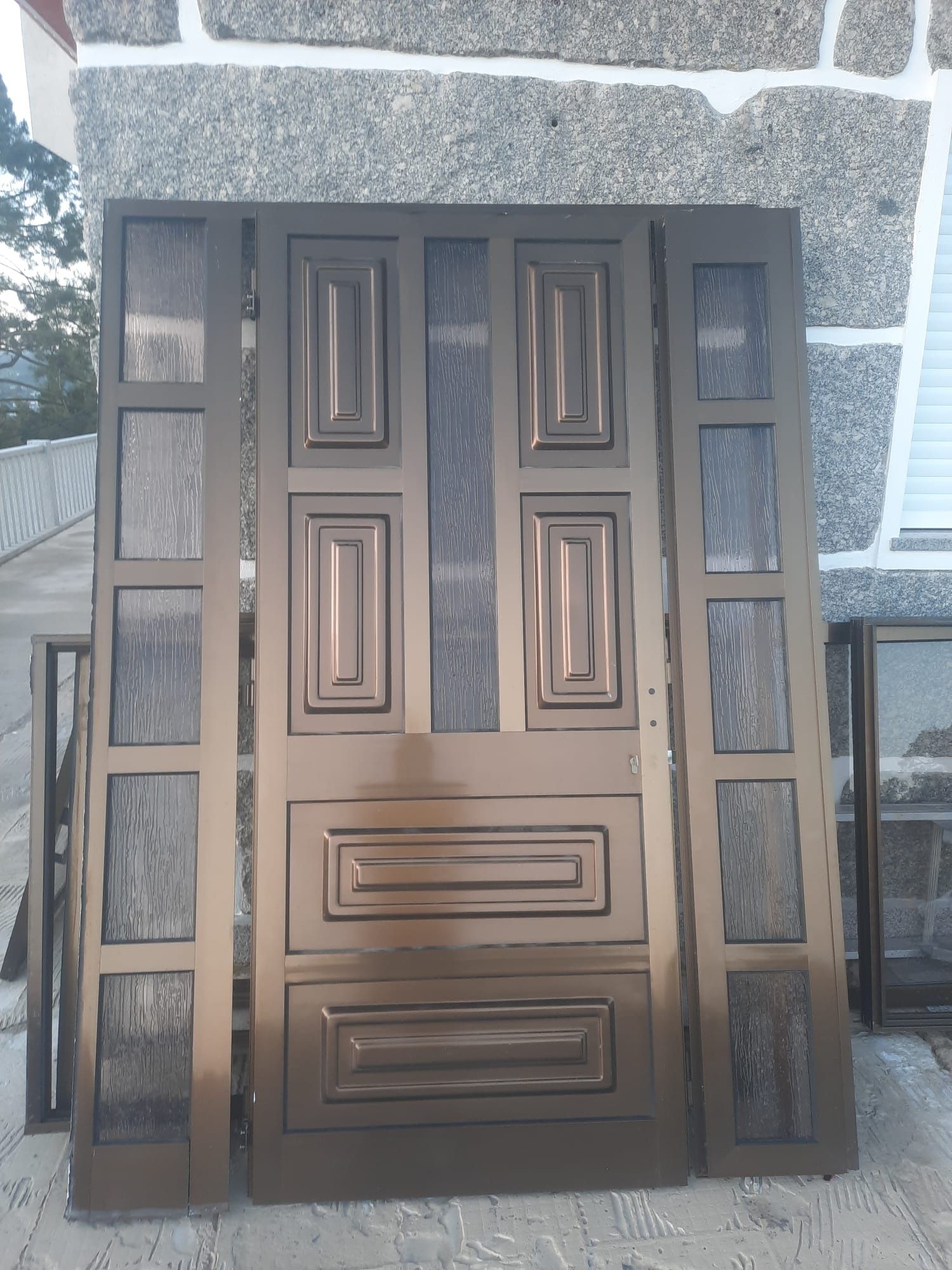 Portas e janelas em alumínio castanho