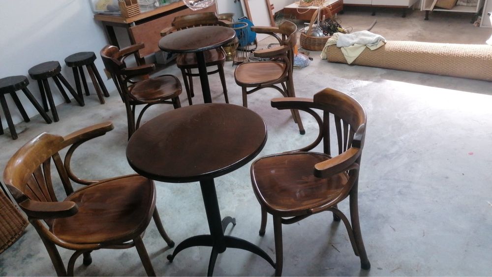 3 Cadeiras e 1 mesa de café elegantes