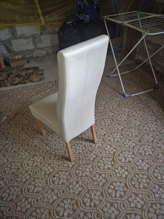 Krzesła sztuk 4 skóra albo eko skóra nie mam pojęcia