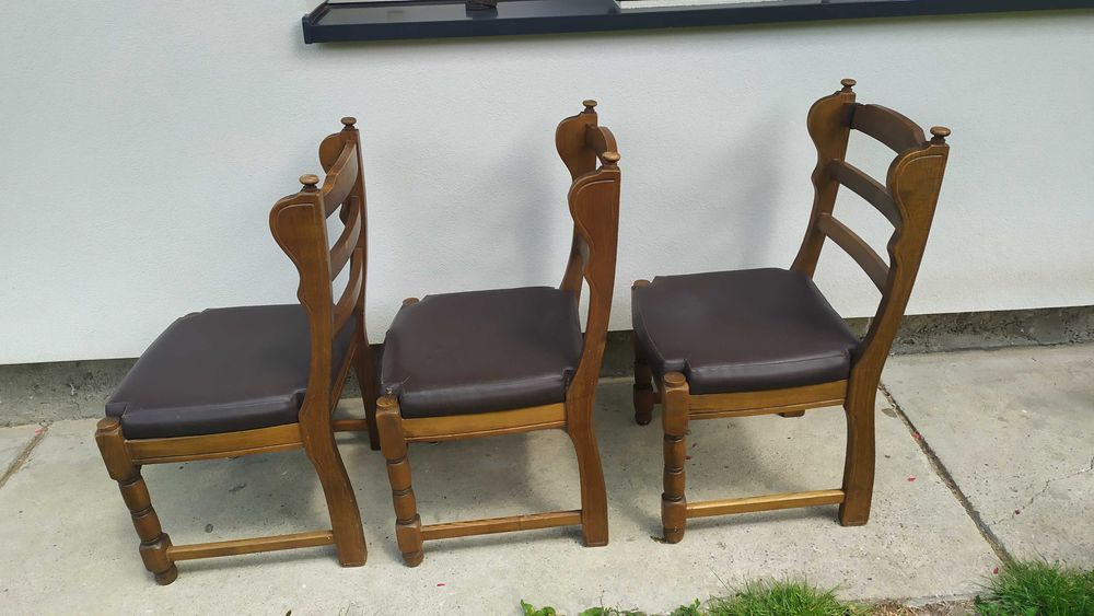 Brązowe drewniane krzesla