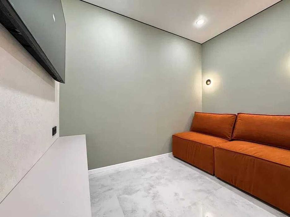 Сучасна однокімнатна поруч міського озера