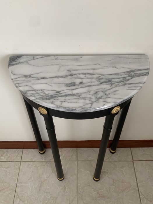 Mesa com tampo de mármore renovada