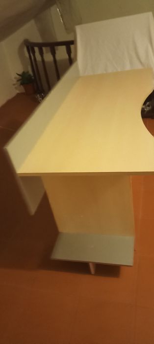 Secretaria para estudar, com muitos arrumos .