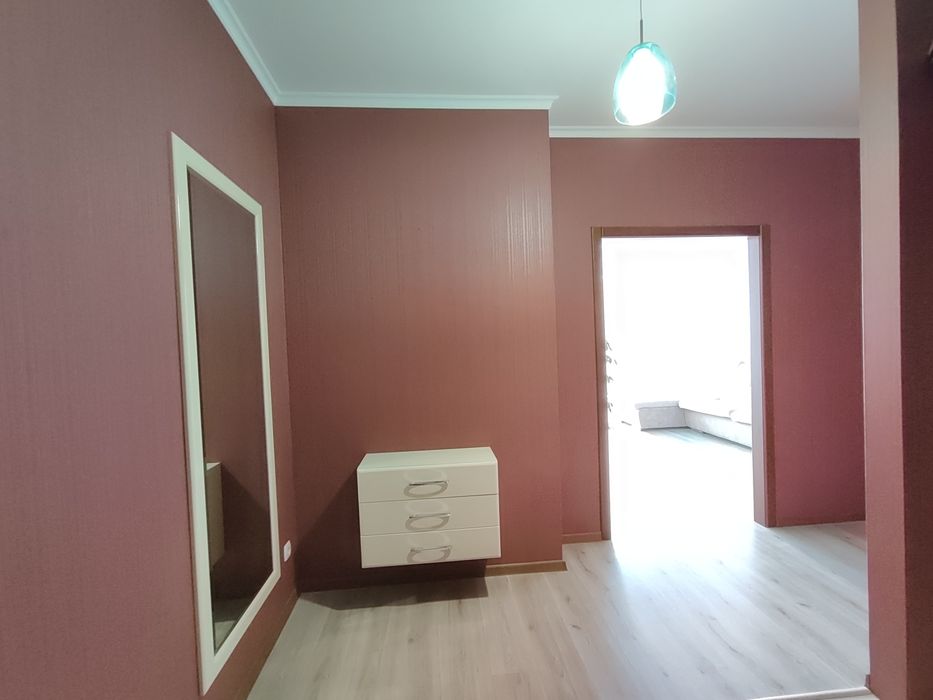 Оренда квартири в центрі в новому будинку з паркомісцем.