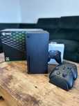 Xbox Series X, dwa pady, ładowarka, gra Hogwarts Legacy