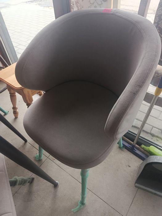 Стільці та столи для кухні та вітальні