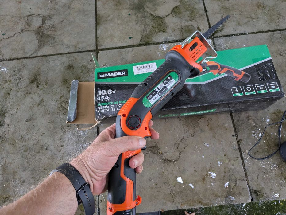 Serrote de poda a bateria Mader, 10,8v; 1,5 A. Pouco usdo