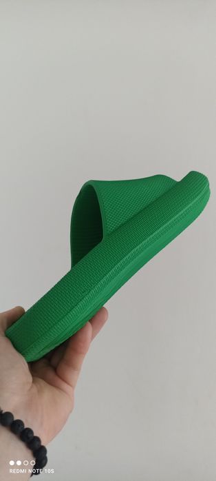 Шльопанці , тапки.