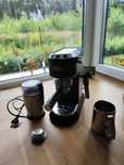 Ekspres kolbowy Delonghi Dedica EC685.BK + młynek + dzbanek