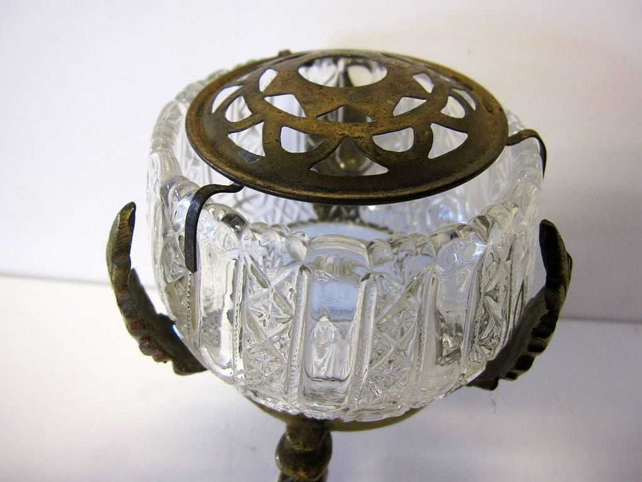 lindo antigo centro de mesa -floreira- em bronze com cristal prensado