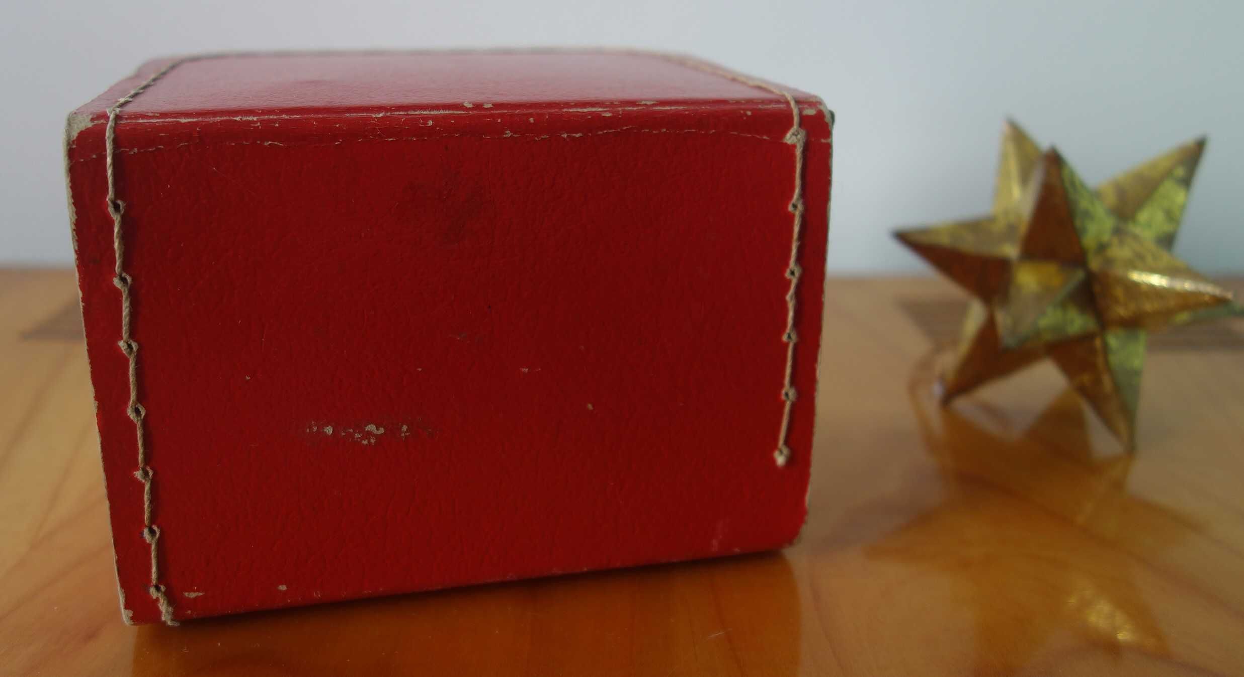 PRL rok 1975 mały czerwony zamykany kuferek pudełko walizeczka